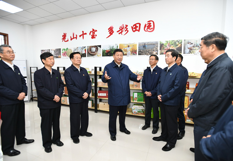 9月16日至18日，中共中央總書記、國家主席、中央軍委主席習近平在河南考察。這是17日上午，習近平在信陽市光山縣文殊鄉(xiāng)東岳村文化接待中心，了解光山縣脫貧工作和中辦在光山縣扶貧工作情況。新華社記者 謝環(huán)馳 攝