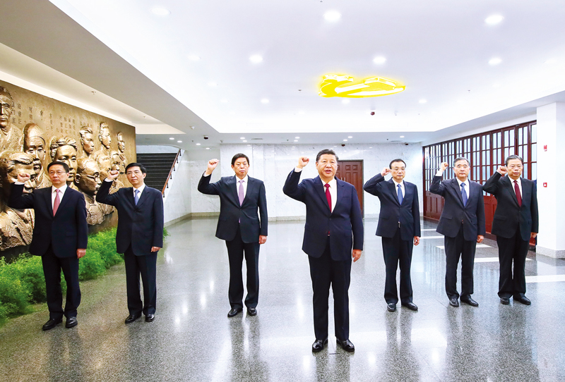 　2017年10月31日，中共中央總書記、國家主席、中央軍委主席習(xí)近平帶領(lǐng)中共中央政治局常委李克強(qiáng)、栗戰(zhàn)書、汪洋、王滬寧、趙樂際、韓正，瞻仰上海中共一大會(huì)址和浙江嘉興南湖紅船。這是31日上午，在上海中共一大會(huì)址紀(jì)念館，習(xí)近平帶領(lǐng)其他中共中央政治局常委同志一起重溫入黨誓詞。 新華社記者 蘭紅光/攝