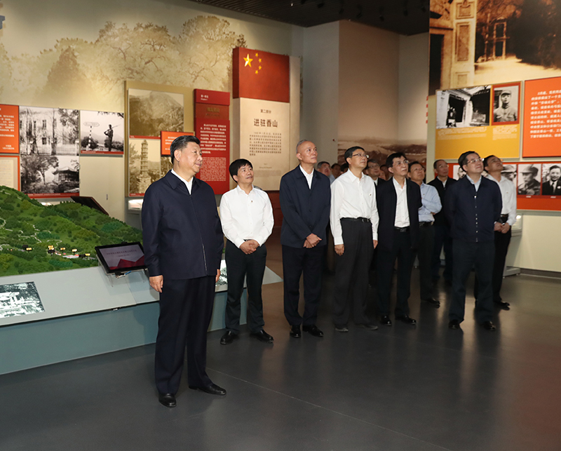 9月12日，中共中央總書記、國家主席、中央軍委主席習(xí)近平視察中共中央北京香山革命紀(jì)念地。這是習(xí)近平在香山革命紀(jì)念館參觀《為新中國奠基》主題展覽。