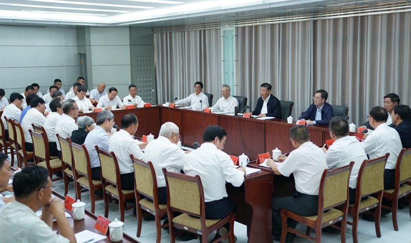 8月19日至22日，中共中央總書記、國家主席、中央軍委主席習(xí)近平在甘肅考察。這是19日下午，習(xí)近平在敦煌研究院同有關(guān)專家、學(xué)者和文化單位代表座談并發(fā)表重要講話。