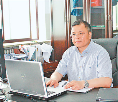 2010年6月1日，黃大年在辦公室內(nèi)工作（資料照片）。